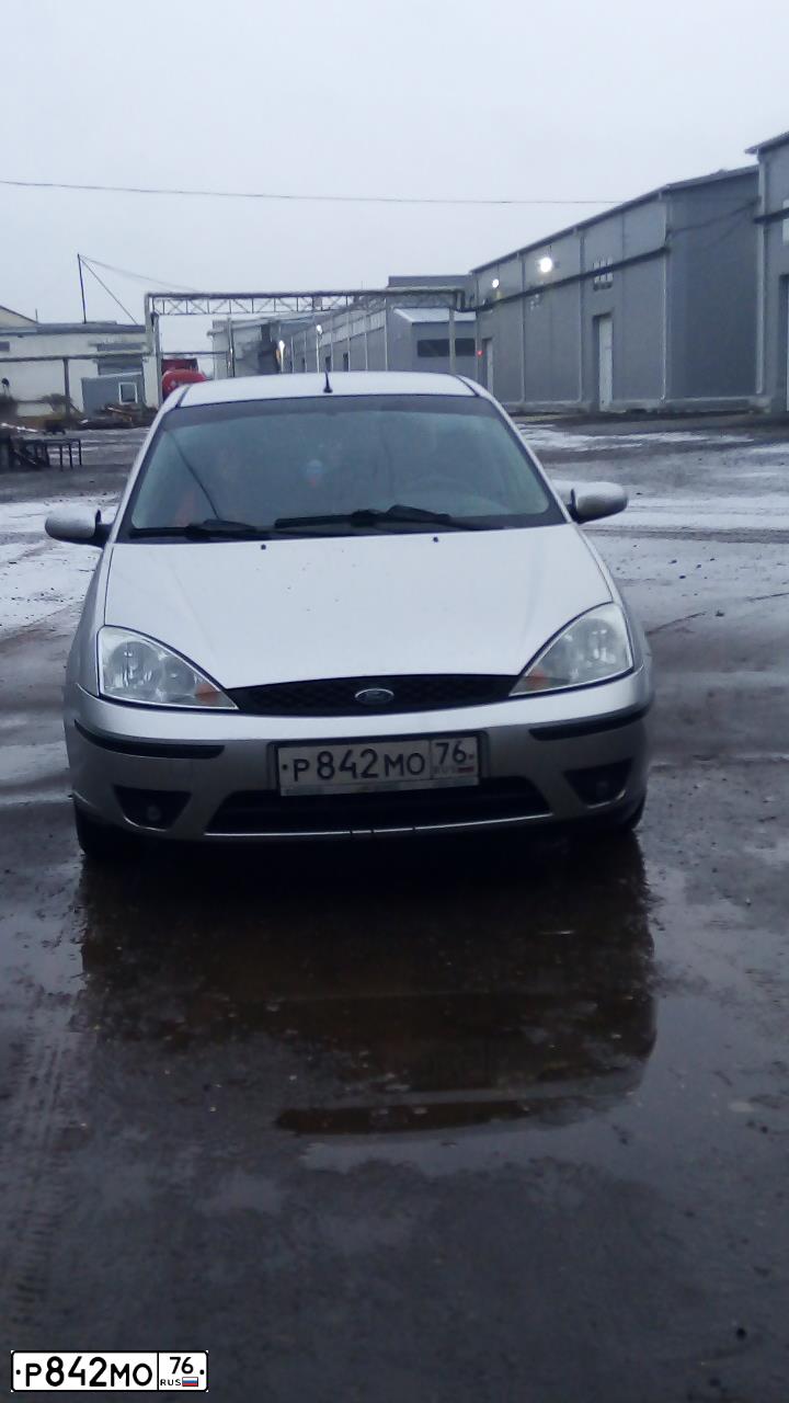 Фото автомобиля FORD FOCUS, 2004 — госномер О949УУ150. Цвет: СВЕТЛО-СЕРЫЙ
