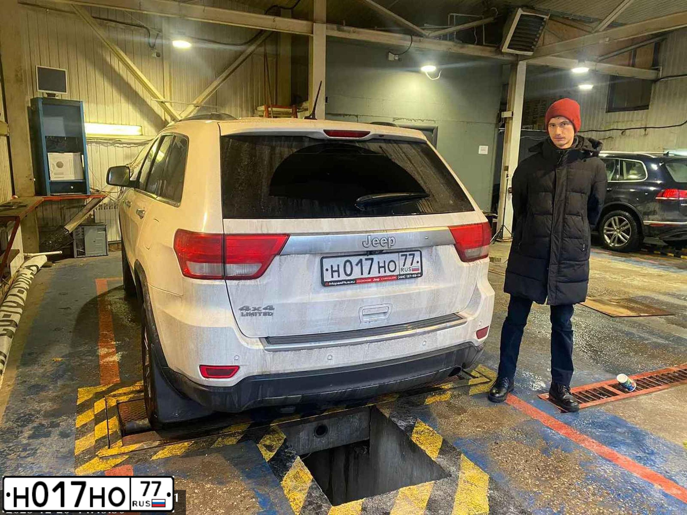 Фото автомобиля JEEP GRAND CHEROKEE, 2011 — госномер Н017НО77. Цвет: БЕЛЫЙ