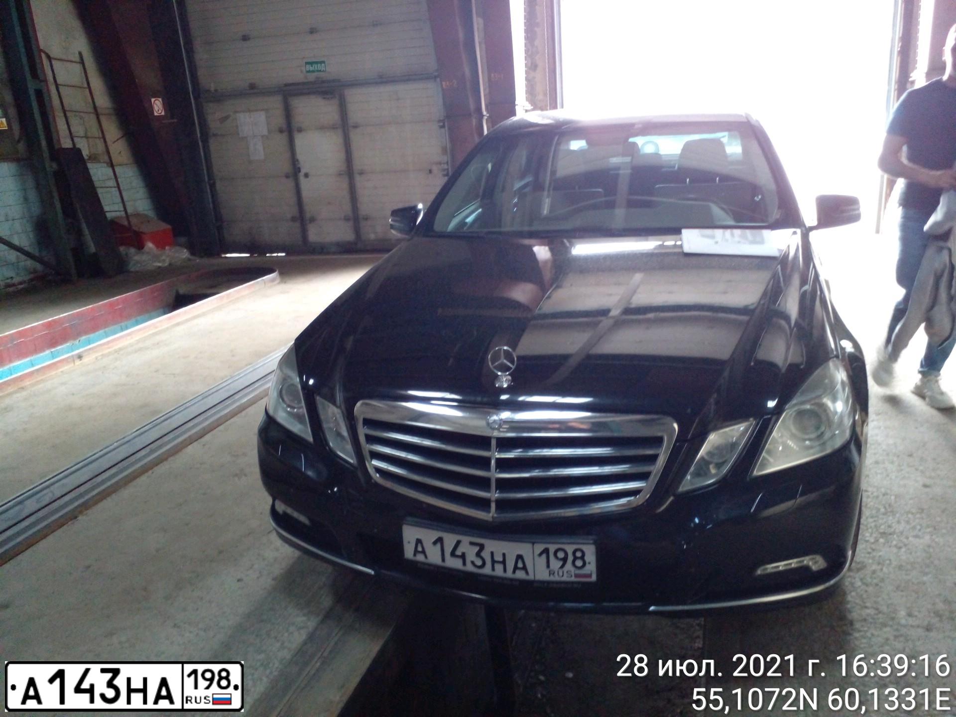 Фото автомобиля MERCEDES-BENZ E250, 2009 — госномер М403КК186. Цвет: ЧЕРНЫЙ