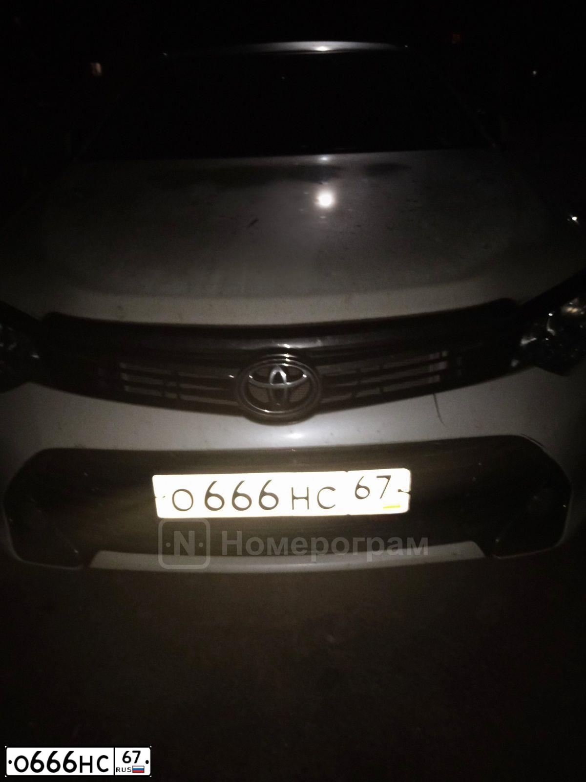 Фото автомобиля TOYOTA CAMRY, 2017 — госномер О666НС67. Цвет: БЕЛЫЙ ПЕРЛАМУТР