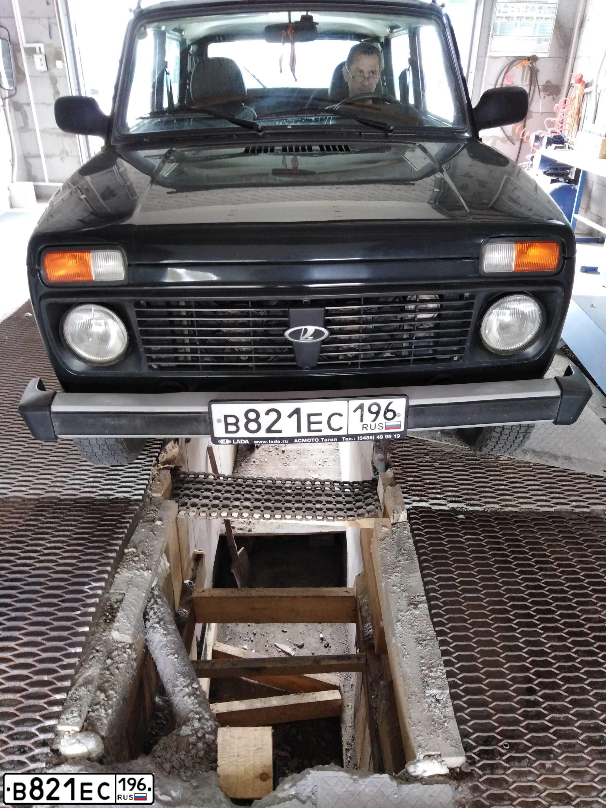Фото автомобиля LADA 2121 NIVA, 2014 — госномер В821ЕС196. Цвет: ТЕМНО-ЗЕЛЕНЫЙ