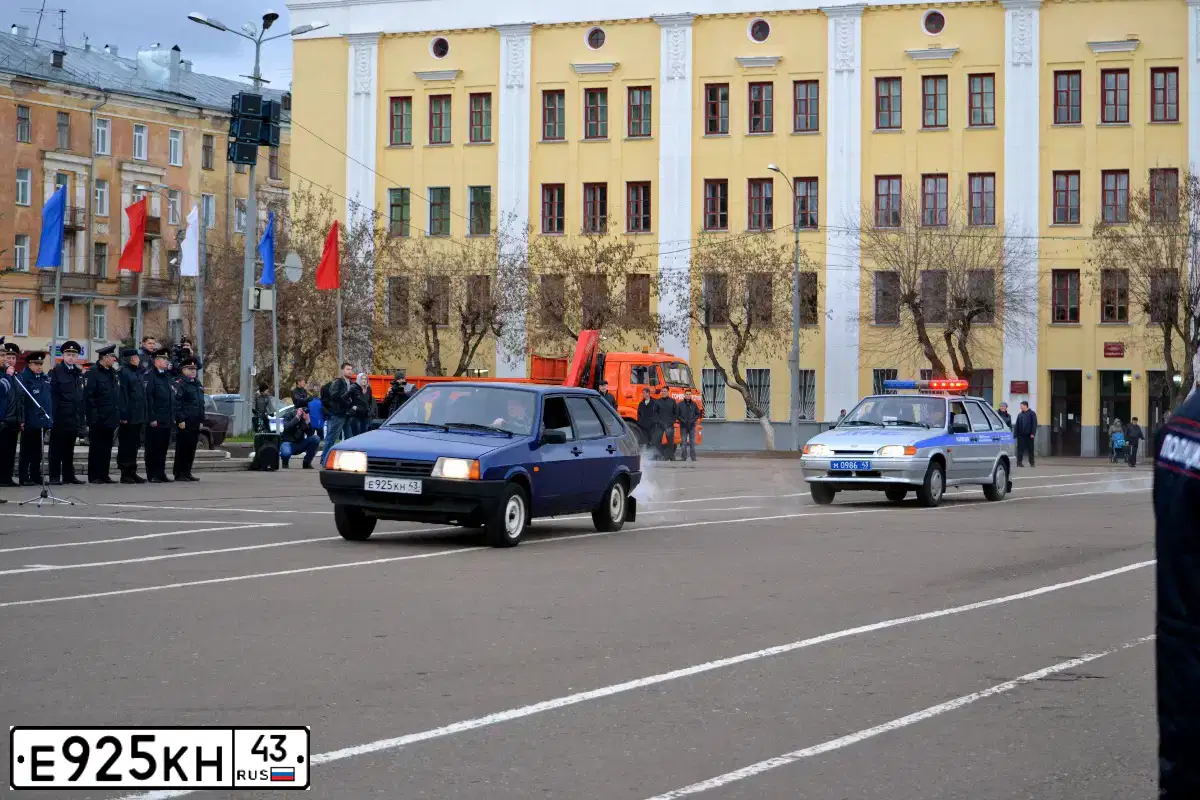 Фото автомобиля VAZ ВАЗ 21093, 2004 — госномер Е925КН43. Цвет: СЕРЕБРИСТО ЯРКО-СИНИЙ