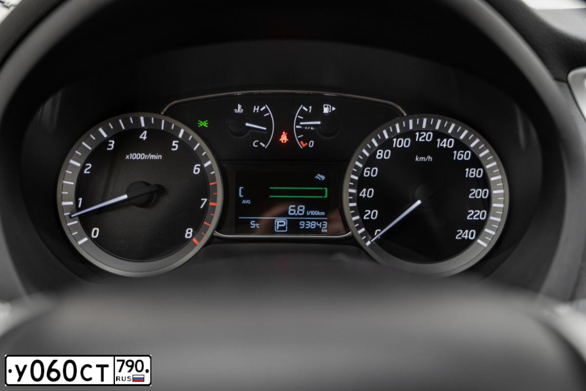 Фото автомобиля NISSAN TIIDA, 2015 — госномер У060СТ790. Цвет: бронзовый