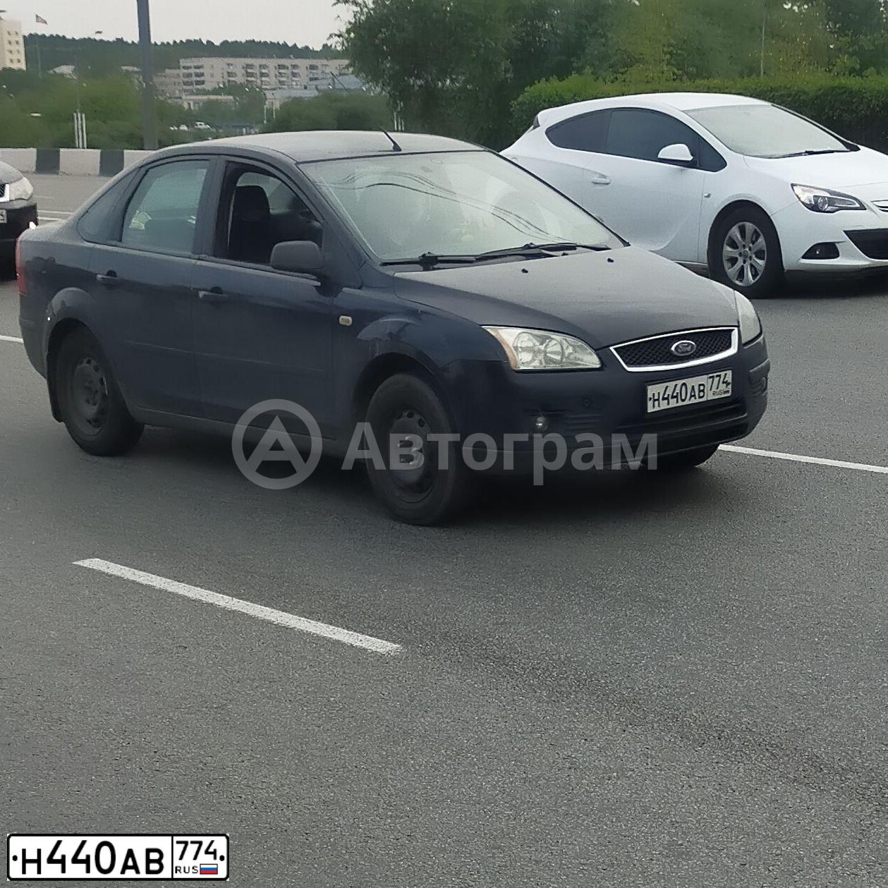 Фото автомобиля FORD FOCUS, 2005 — госномер Н440АВ774. Цвет: Темно-синий