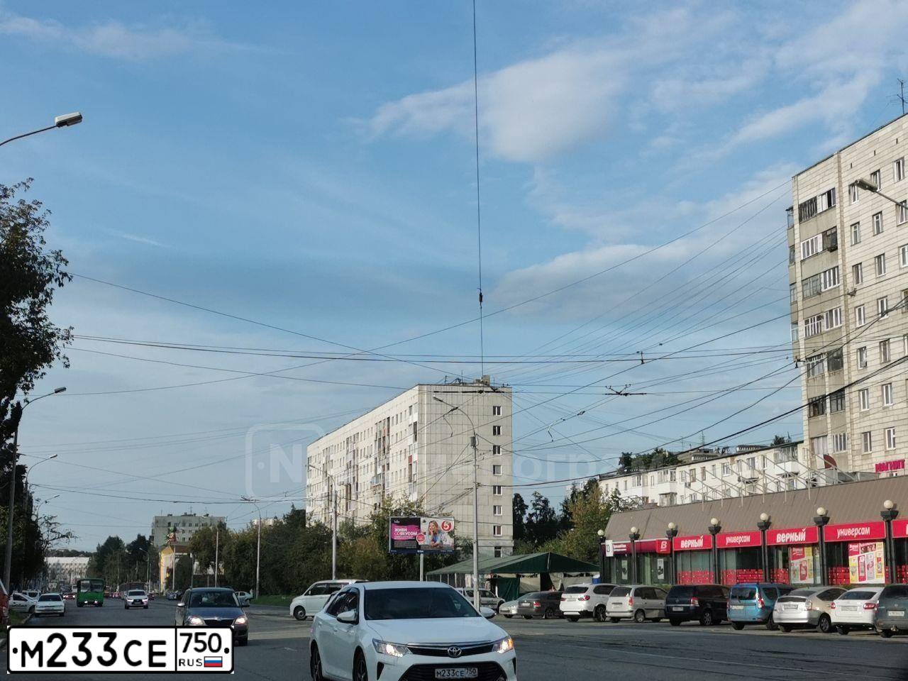 Фото автомобиля TOYOTA CAMRY, 2015 — госномер Т566АР196. Цвет: Белый