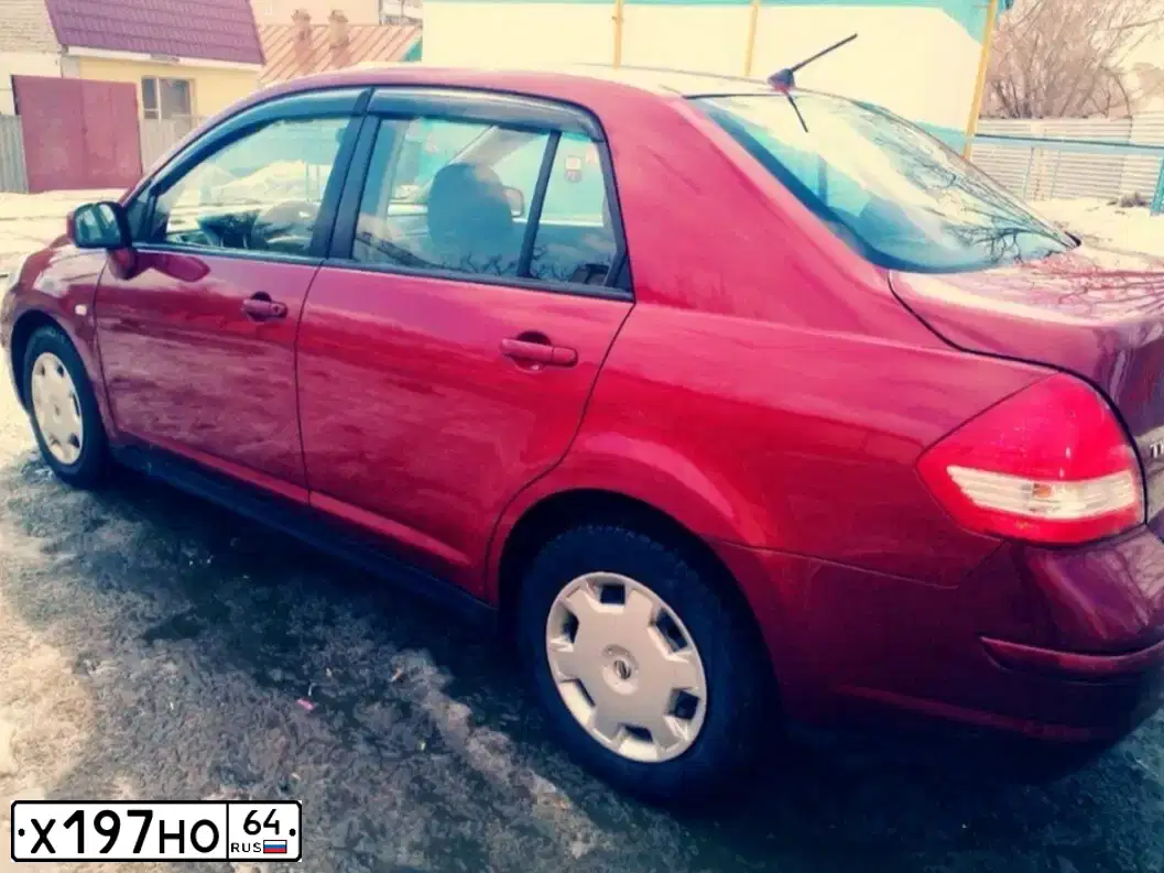 Фото автомобиля NISSAN TIIDA, 2008 — госномер Х197НО64. Цвет: БРОНЗОВЫЙ