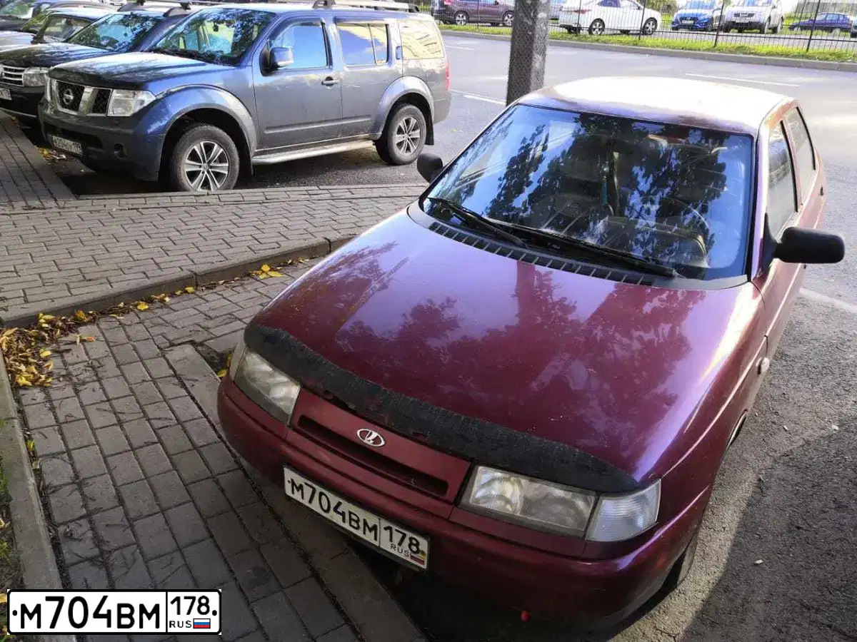 Фото автомобиля LADA 2110, 2001 — госномер М704ВМ178. Цвет: СЕРЕБРИСТЫЙ КРАСНЫЙ