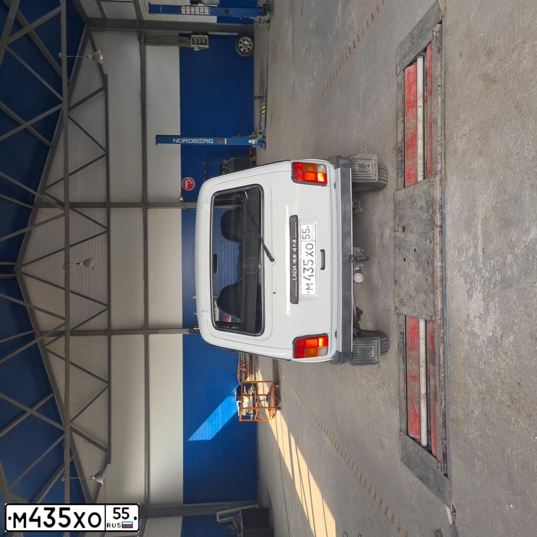 Фото автомобиля LADA 2121 NIVA, 2006 — госномер М435ХО55. Цвет: БЕЛЫЙ