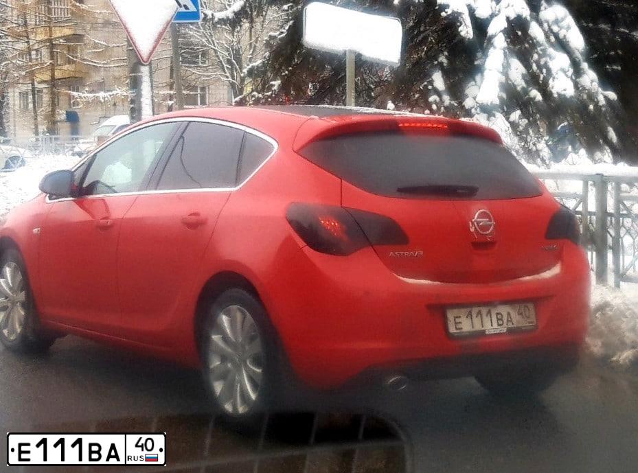 Фото автомобиля LADA 2110 LADA, 2005 — госномер Е111ВА40. Цвет: СВЕТЛО-СЕРЕБРИСТЫЙ МЕТАЛЛ