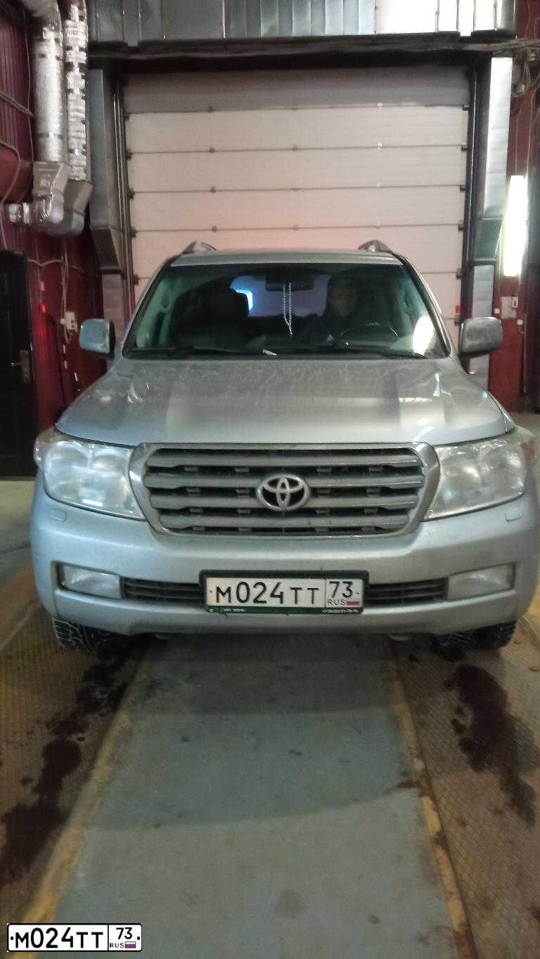 Фото автомобиля TOYOTA LANDCRUISER 200, 2011 — госномер М024ТТ73. Цвет: СЕРЕБРИСТЫЙ