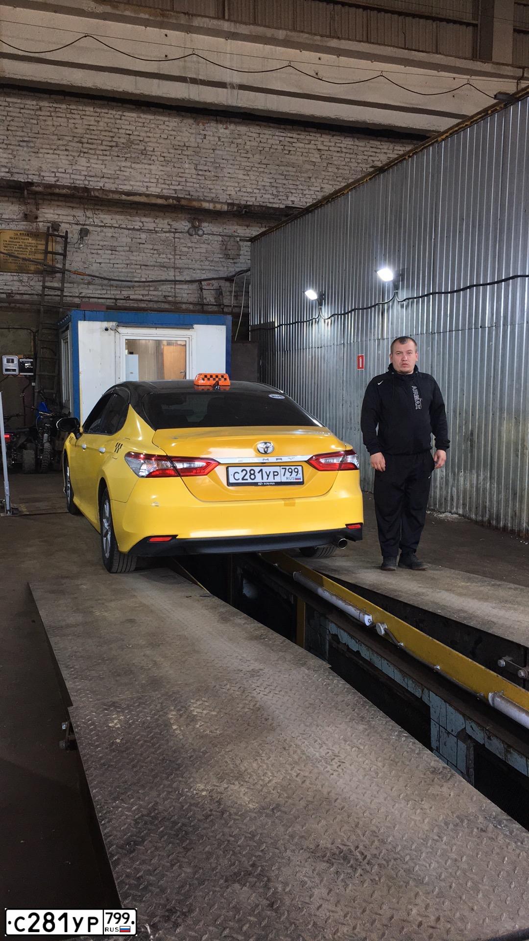Фото автомобиля TOYOTA CAMRY, 2019 — госномер С281УР799. Цвет: ЖЕЛТЫЙ