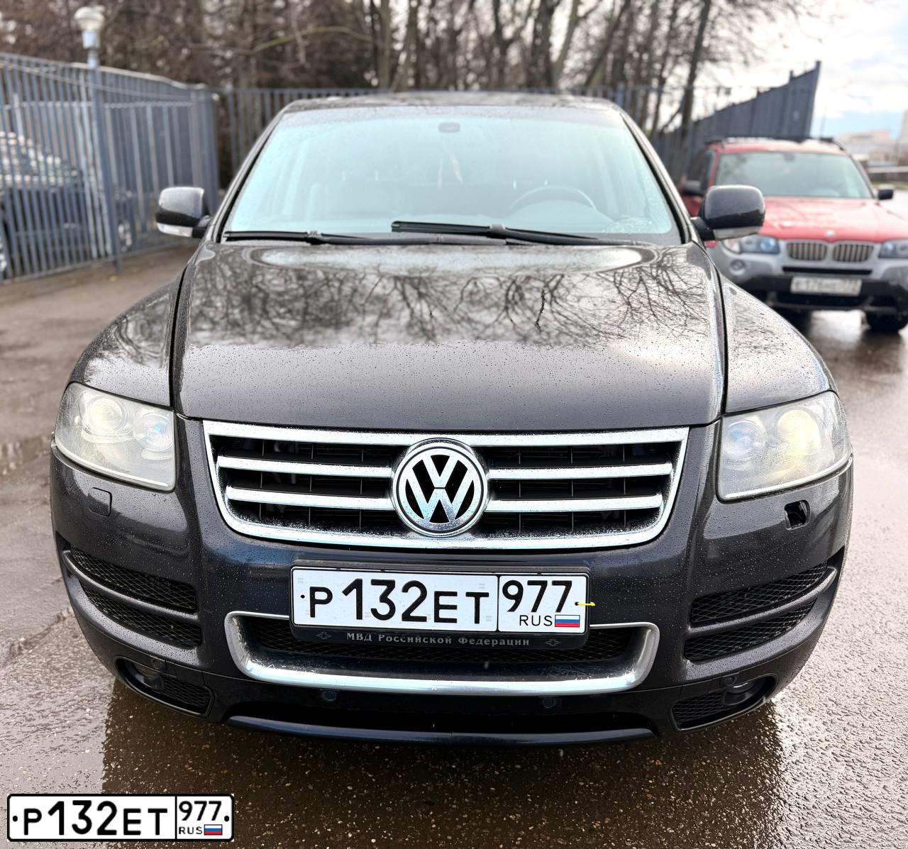 Фото автомобиля VOLKSWAGEN TOUAREG, 2006 — госномер Р132ЕТ977. Цвет: ЧЕРНЫЙ