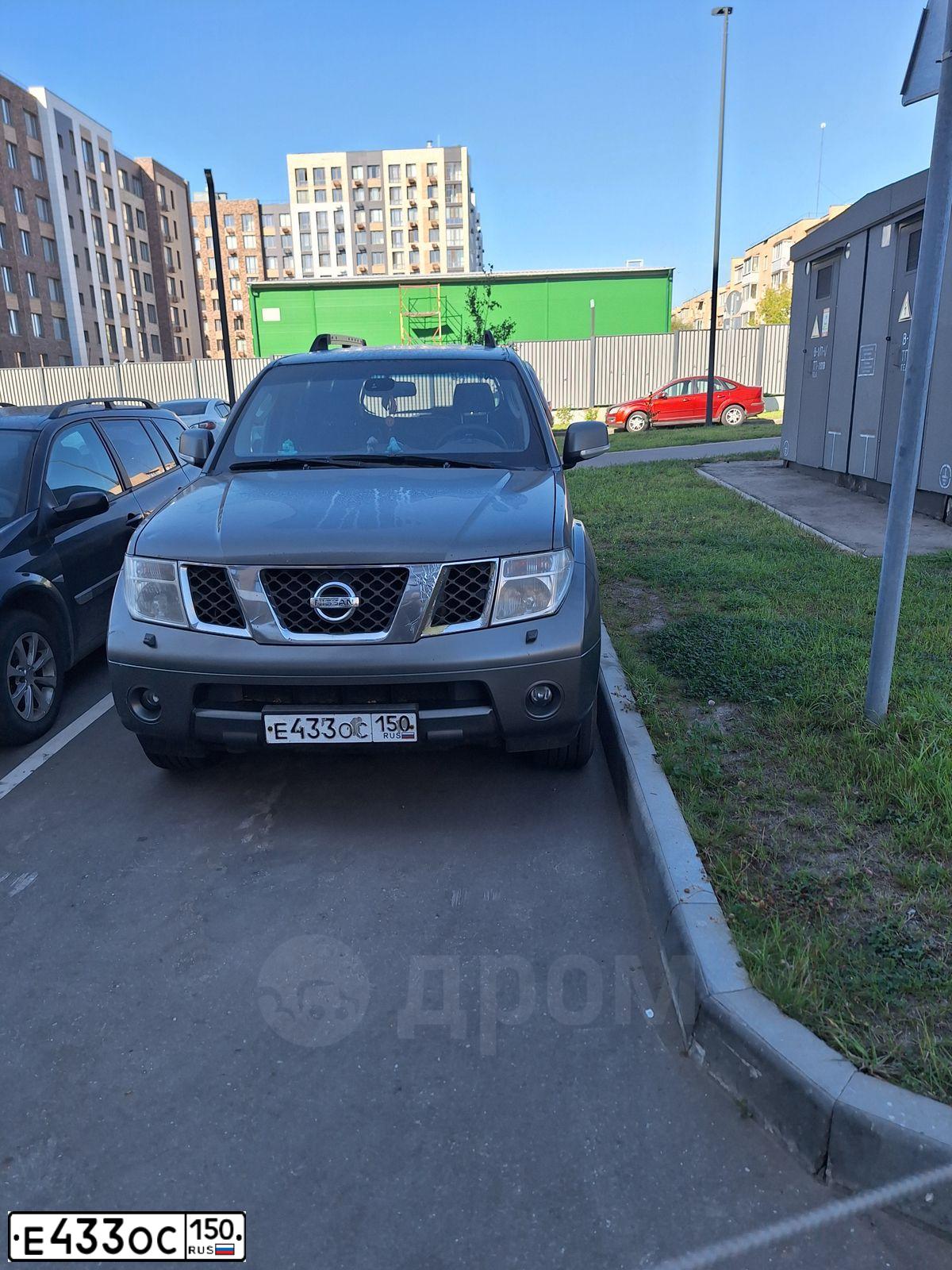 Фото автомобиля NISSAN PATHFINDER, 2007 — госномер Е433ОС150. Цвет: СЕРЫЙ