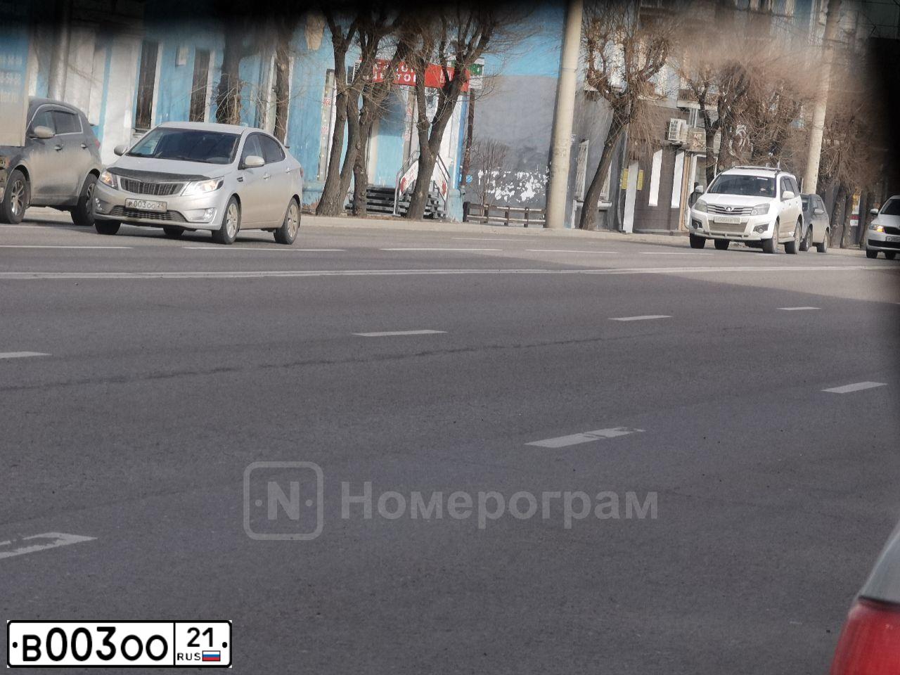 Фото автомобиля NISSAN PRIMERA, 2004 — госномер В003ОО21. Цвет: Серебристый