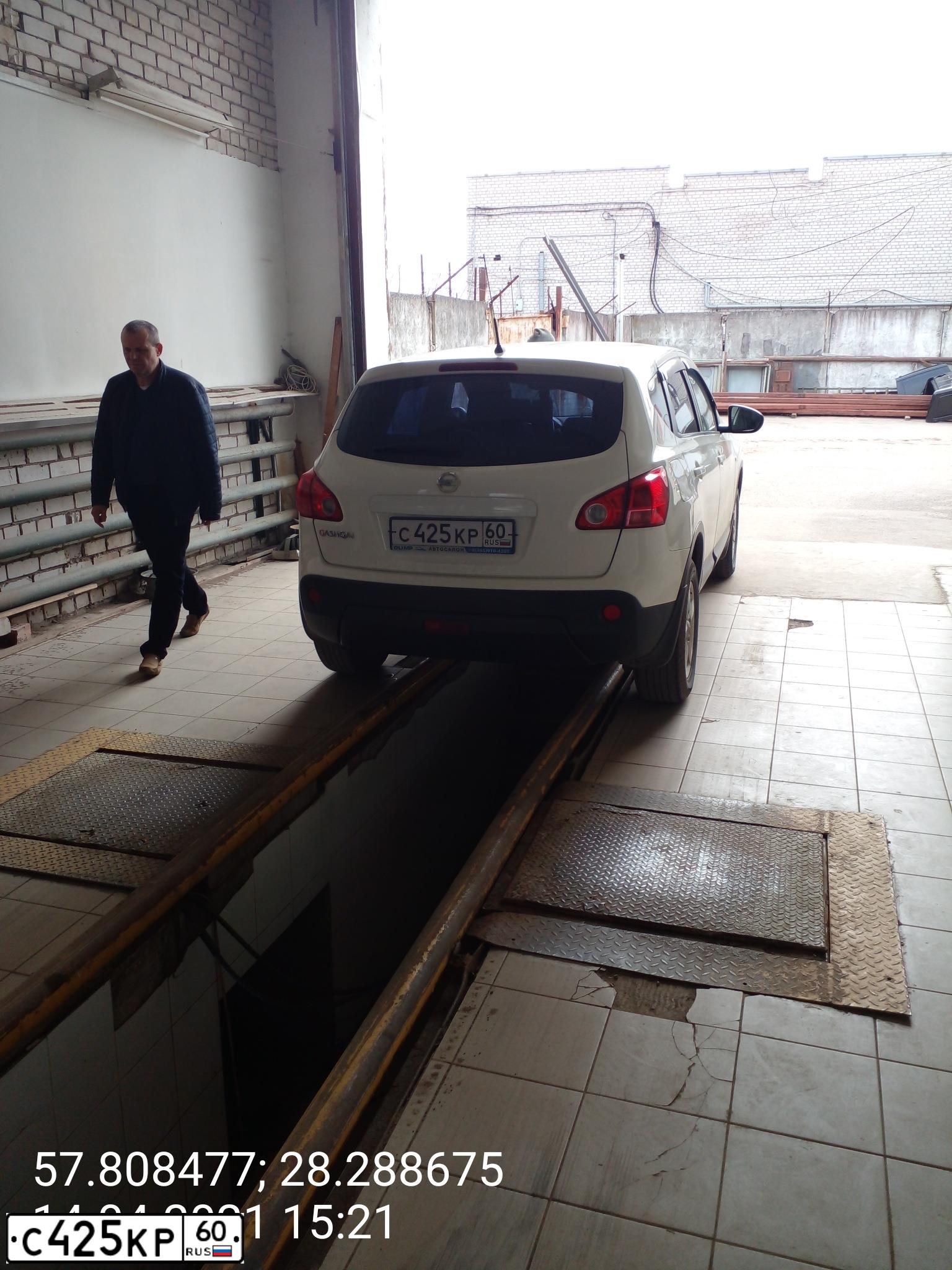 Фото автомобиля NISSAN QASHQAI, 2009 — госномер С425КР60. Цвет: БЕЛЫЙ