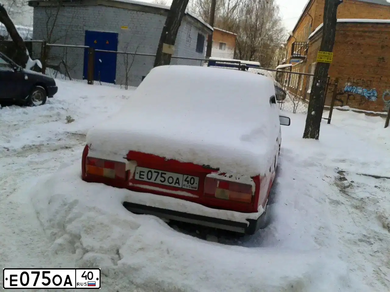 Фото автомобиля LADA 2105 LADA, 1993 — госномер Е075ОА40. Цвет: Красный