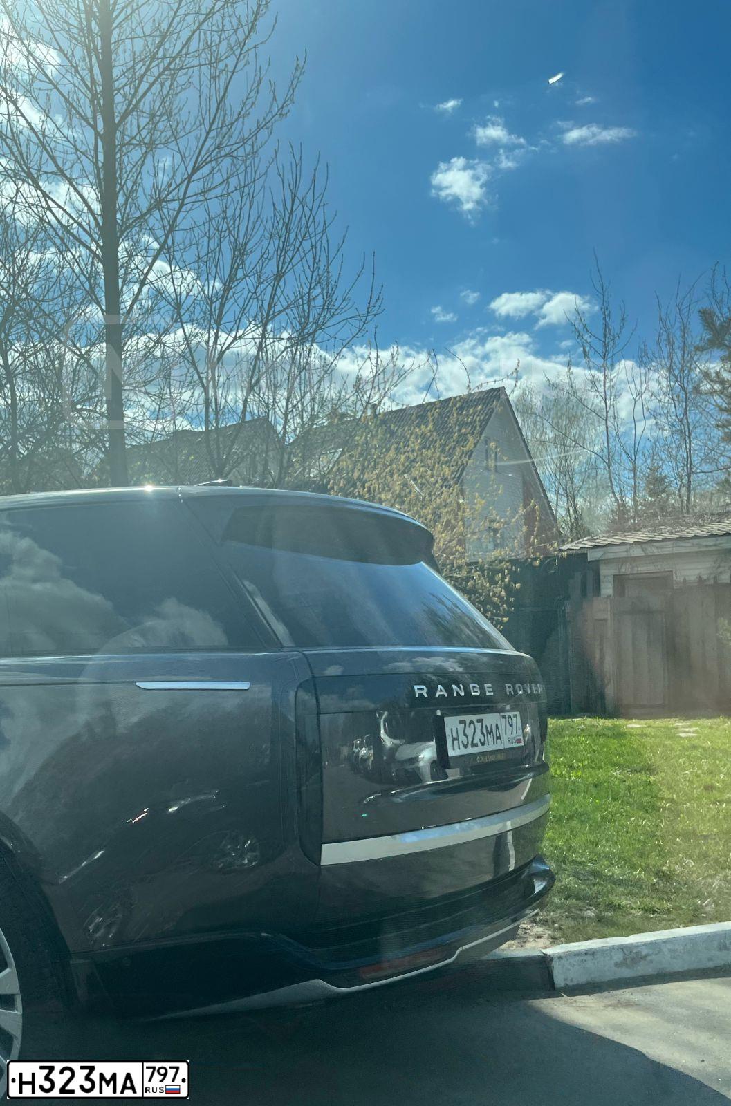 Фото автомобиля LAND-ROVER LAND ROVER RANGE ROVER, 2022 — госномер Н323МА797. Цвет: СЕРЫЙ