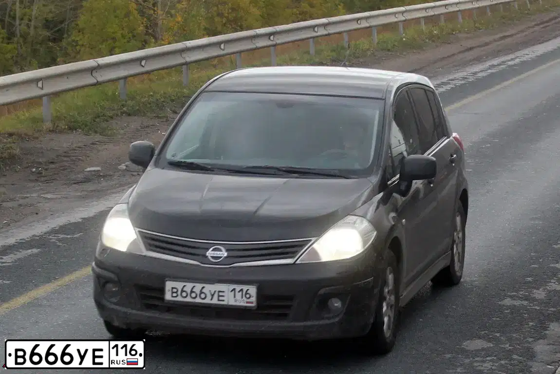 Фото автомобиля NISSAN TIIDA, 2010 — госномер В666УЕ116. Цвет: ЧЕРНЫЙ