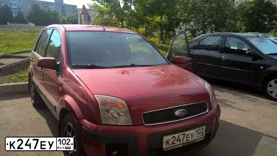 Фото автомобиля FORD FUSION, 2008 — госномер К247ЕУ102. Цвет: Красный