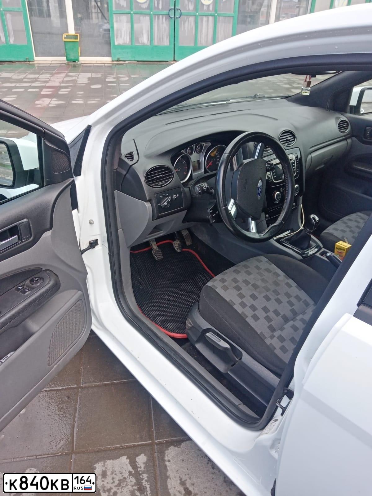 Фото автомобиля FORD FOCUS, 2008 — госномер К840КВ164. Цвет: Белый
