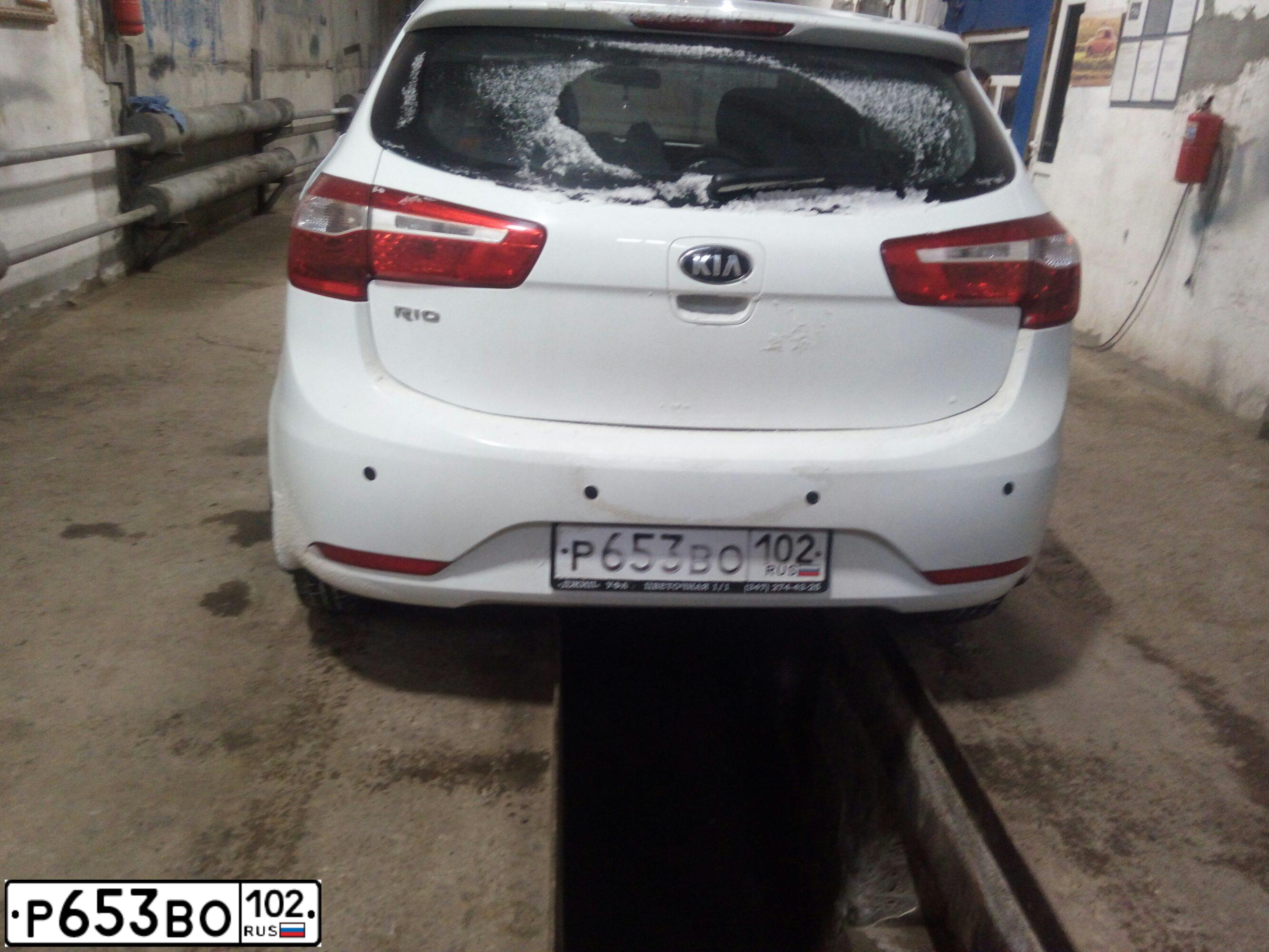 Фото автомобиля KIA RIO, 2013 — госномер Р635ВО102. Цвет: Белый