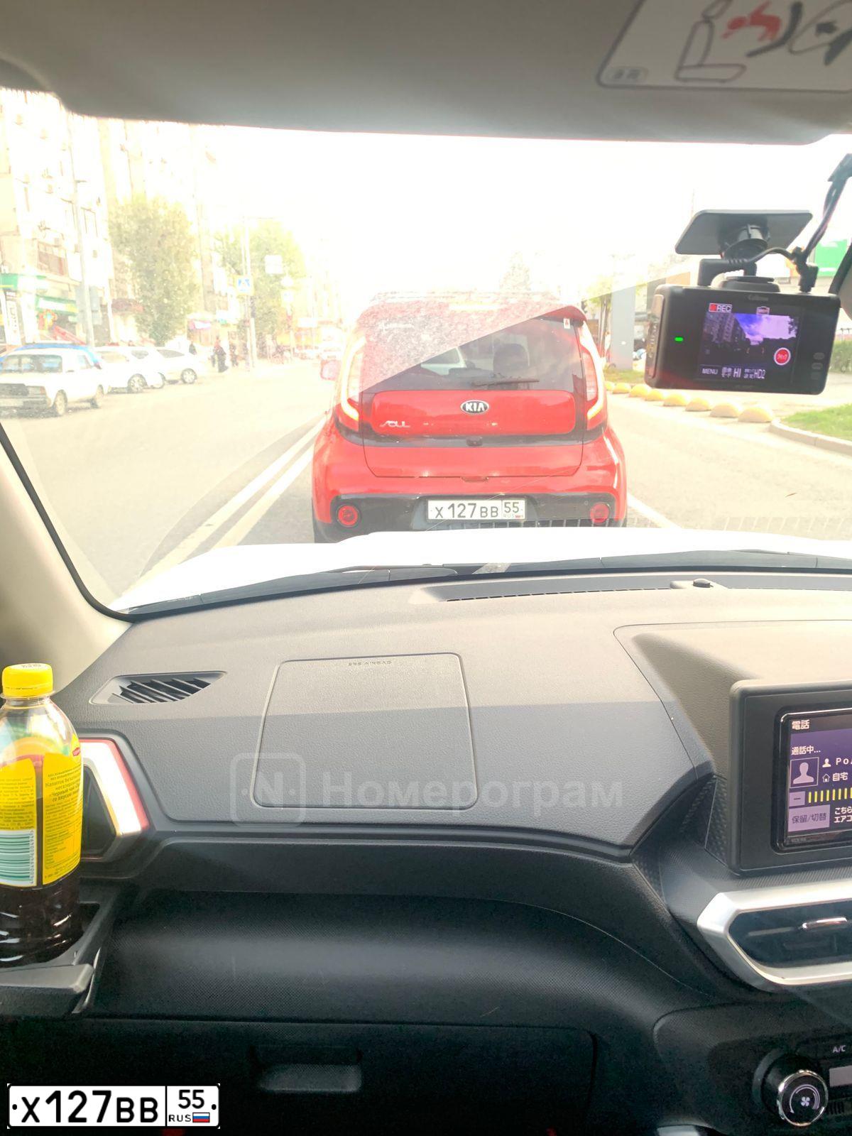 Фото автомобиля KIA SOUL, 2018 — госномер Х127ВВ55. Цвет: Красный