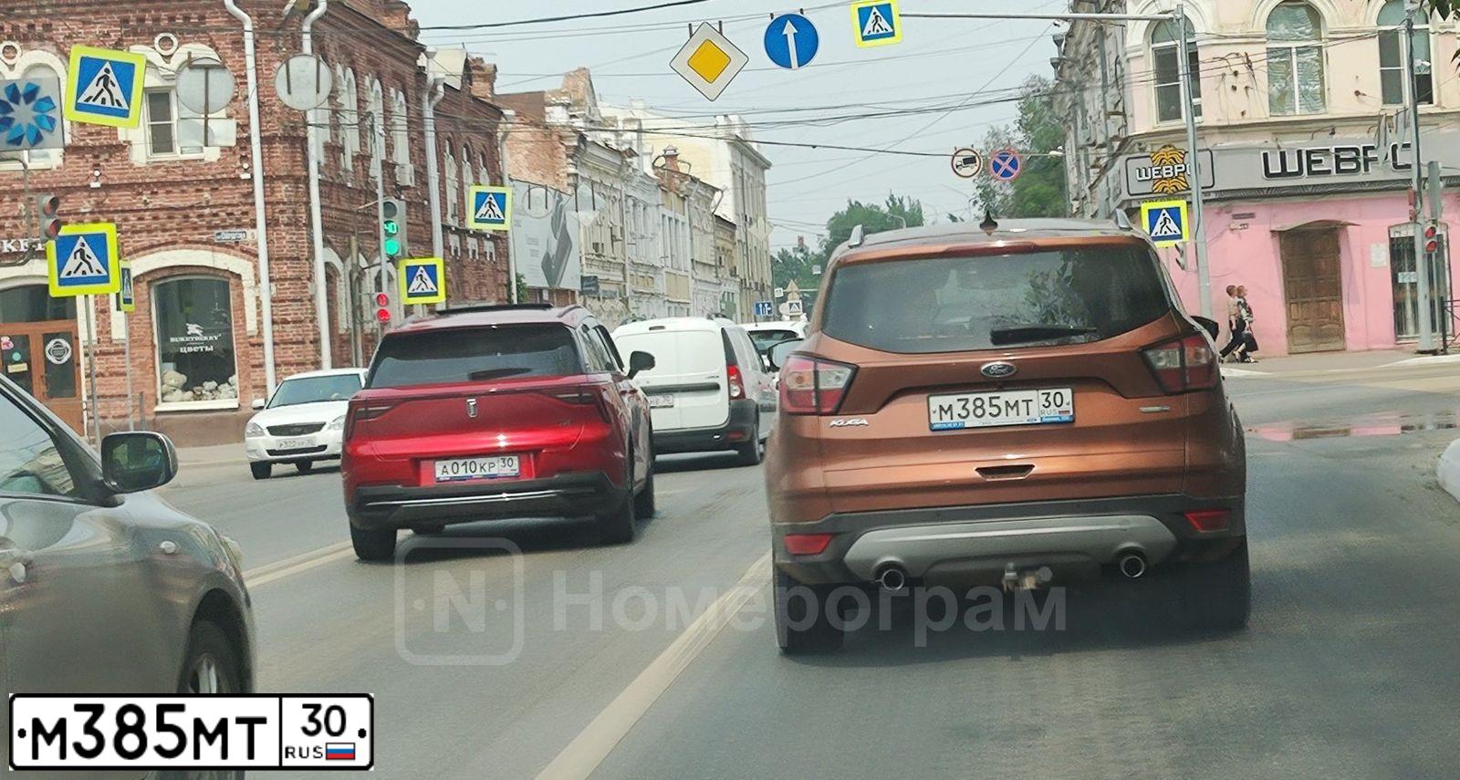 Фото автомобиля FORD KUGA, 2019 — госномер М385МТ30. Цвет: Коричневый