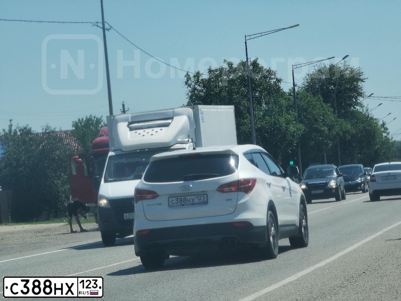 Фото автомобиля HYUNDAI SANTA FE, 2013 — госномер А030АО977. Цвет: Белый