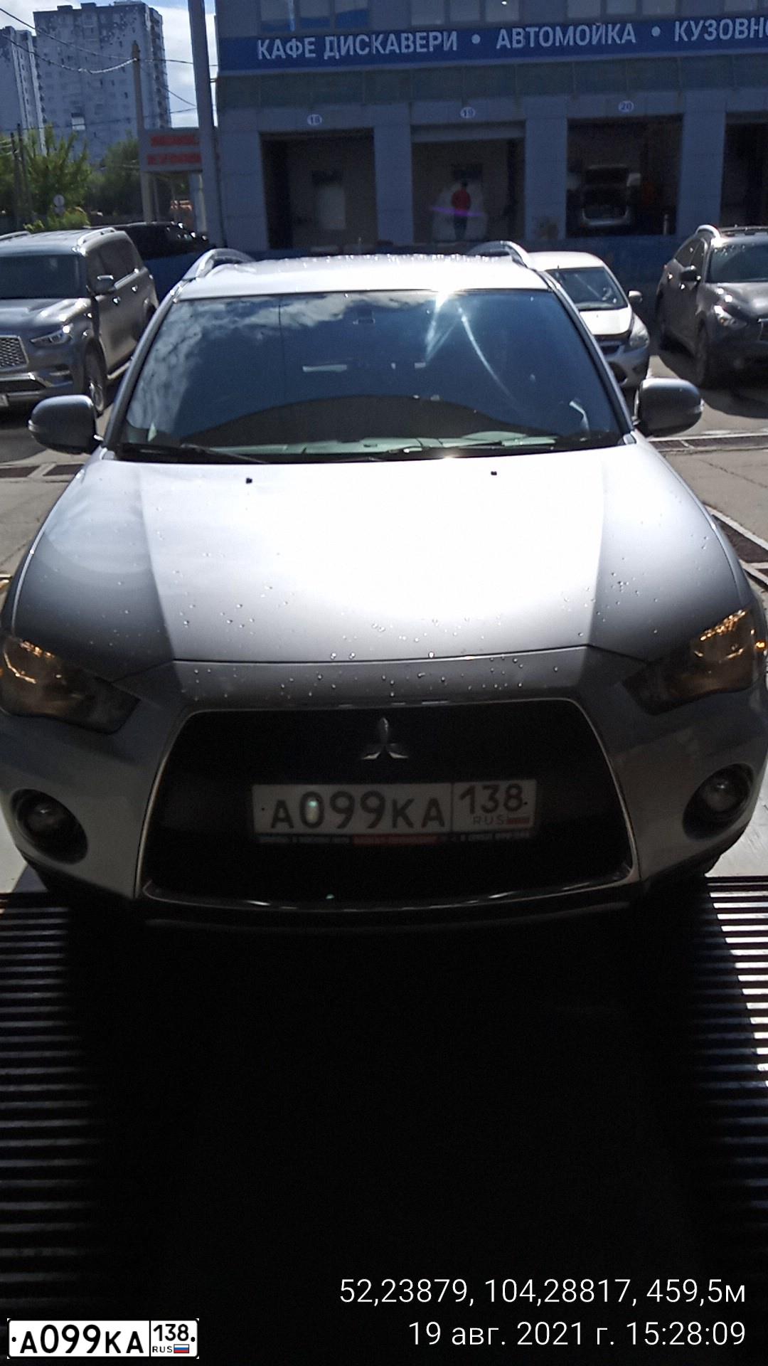 Фото автомобиля MITSUBISHI OUTLANDER, 2010 — госномер А099КА138. Цвет: Серебристый