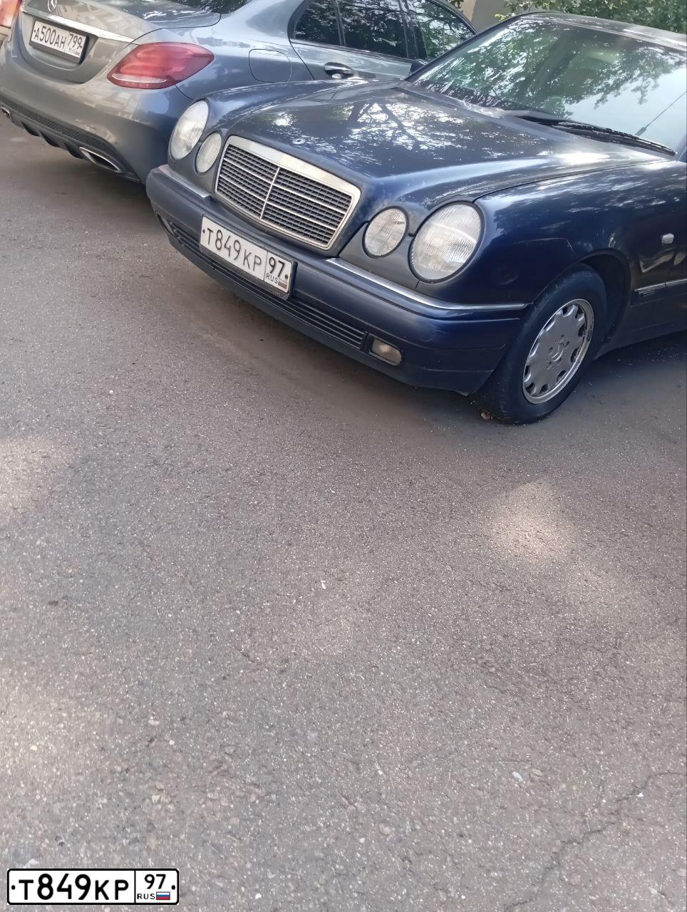 Фото автомобиля MERCEDES E-KLASSE, 1999 — госномер Т849КР97. Цвет: синий