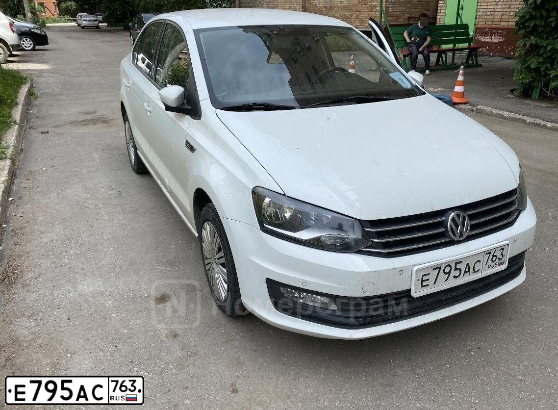 Фото автомобиля VOLKSWAGEN POLO, 2018 — госномер К584ОХ186. Цвет: Белый