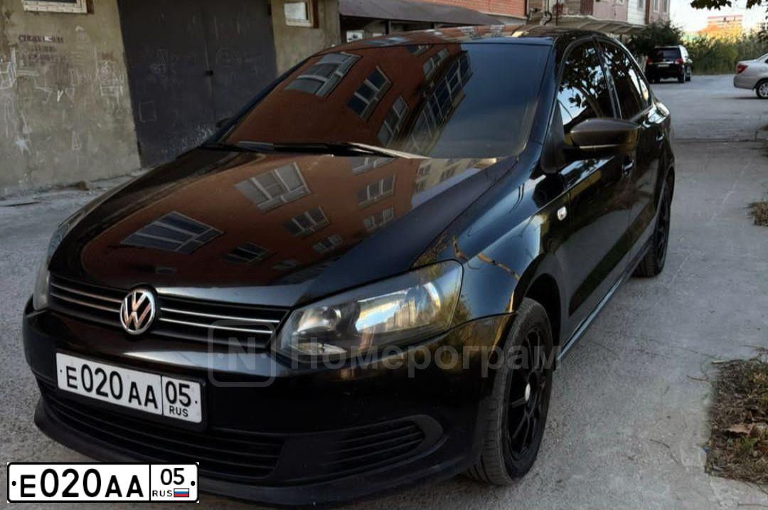 Фото автомобиля LADA 2170 PRIORA, 2013 — госномер Е020АА05. Цвет: БЕЛЫЙ