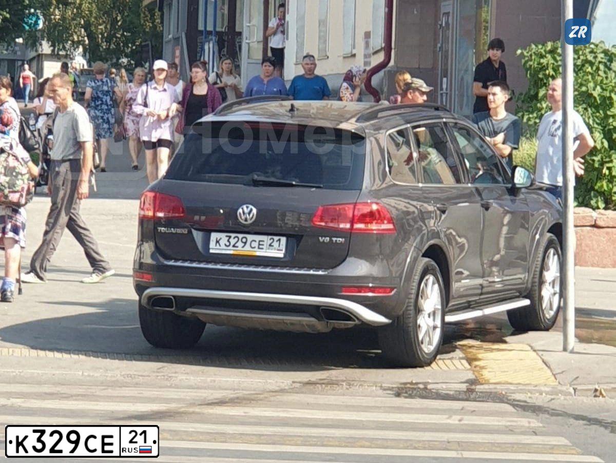 Фото автомобиля VOLKSWAGEN TOUAREG, 2011 — госномер К329СЕ21. Цвет: ЧЕРНО-СЕРЫЙ