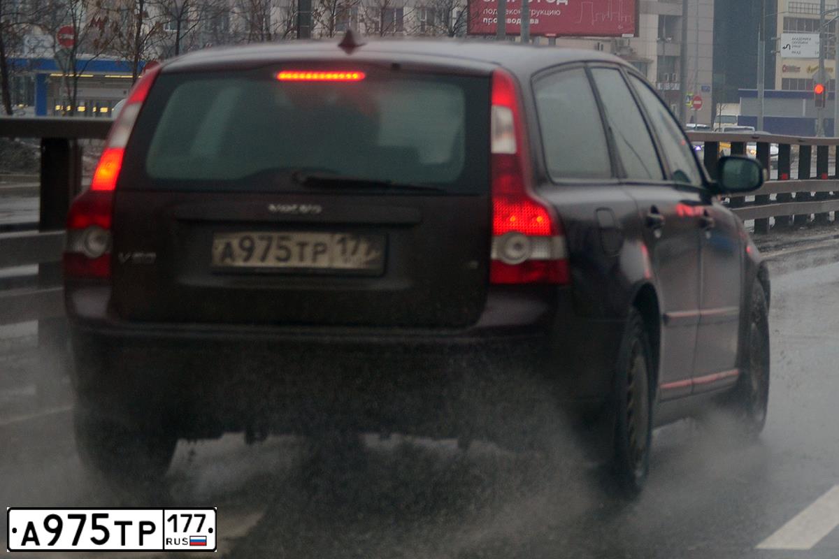 Фото автомобиля VOLVO V50, 2006 — госномер А975ТР177. Цвет: ВИШНЕВЫЙ