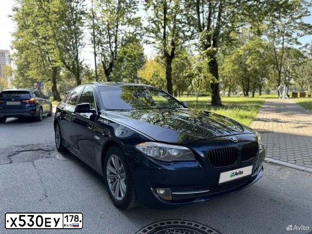 Фото автомобиля BMW 528I, 2013 — госномер К978СК53. Цвет: синий