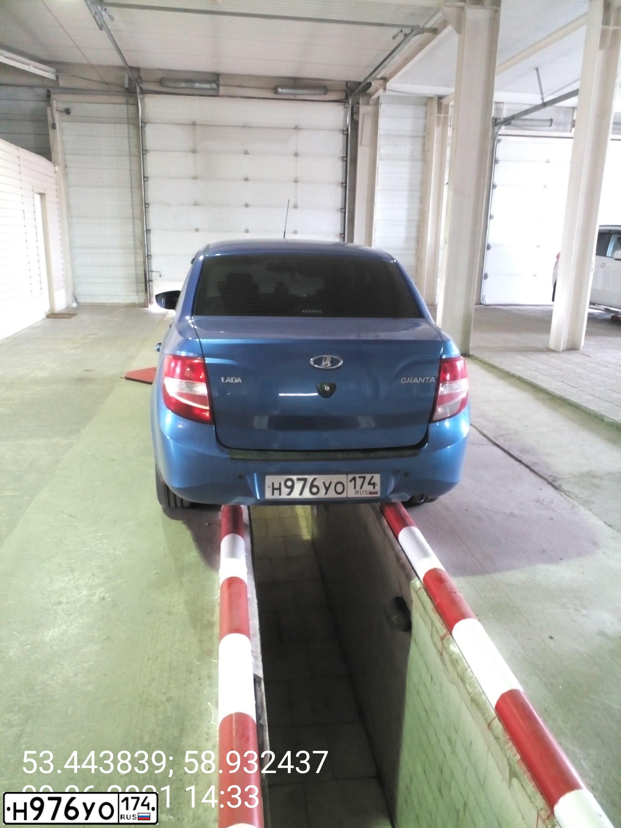 Фото автомобиля LADA 2190 GRANTA, 2017 — госномер Н976УО174. Цвет: ЯРКО-СИНИЙ