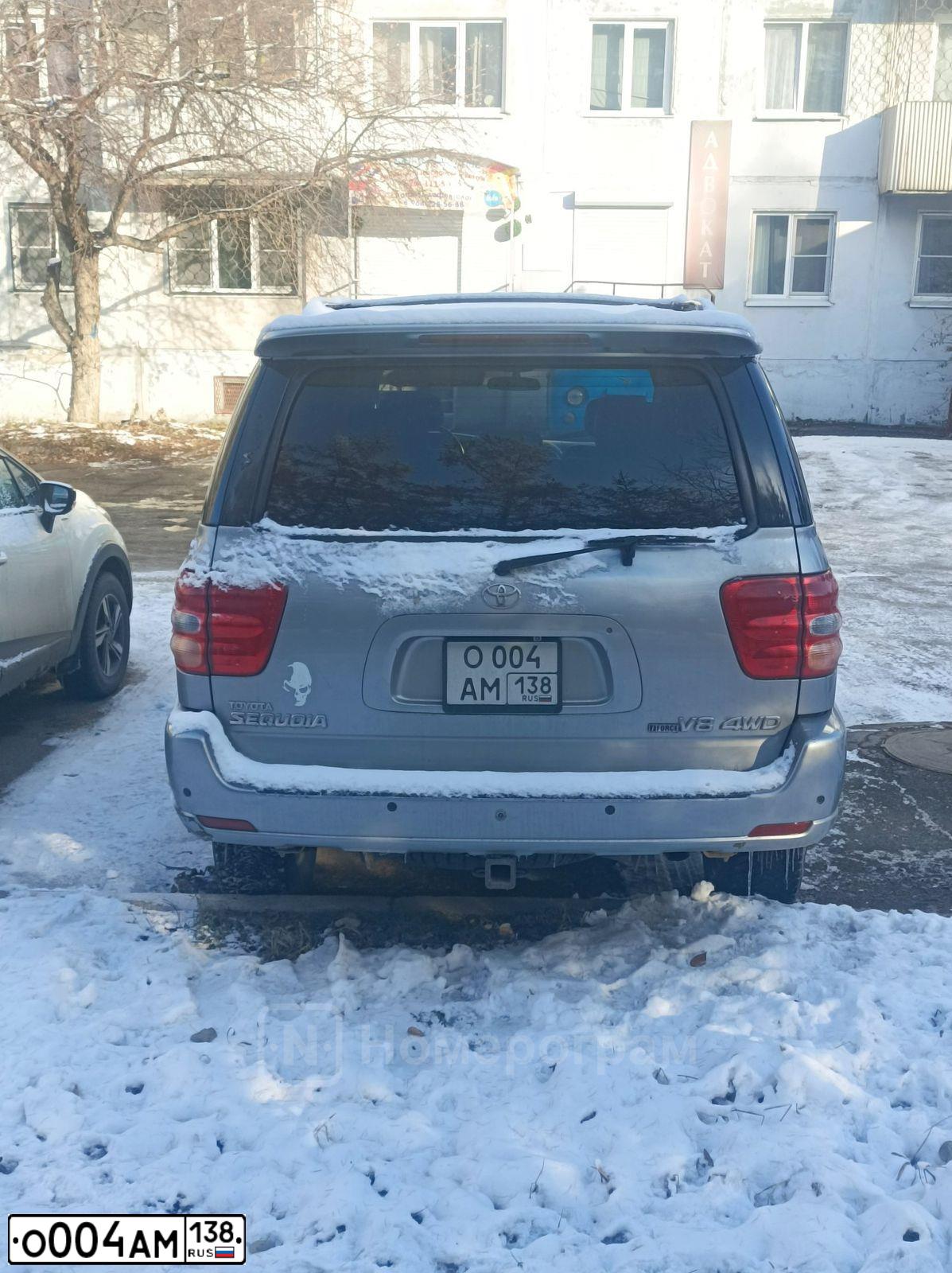 Фото автомобиля TOYOTA SEQUOIA, 2000 — госномер О004АМ138. Цвет: СЕРЕБРИСТЫЙ