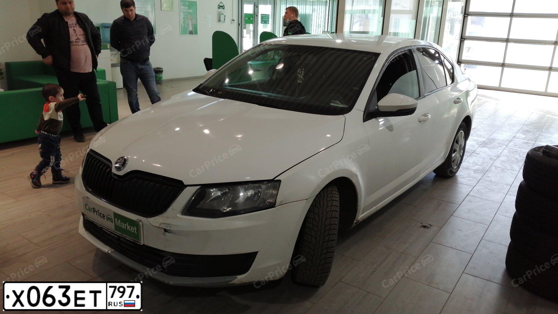 Фото автомобиля SKODA OCTAVIA, 2015 — госномер О761НЕ159. Цвет: БЕЛЫЙ ЖЕЛТЫЙ СЕРЫЙ