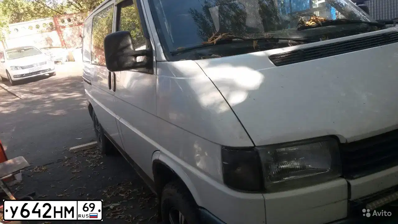 Фото автомобиля VOLKSWAGEN TRANSPORTER, 1995 — госномер Т050ЕХ750. Цвет: БЕЛЫЙ