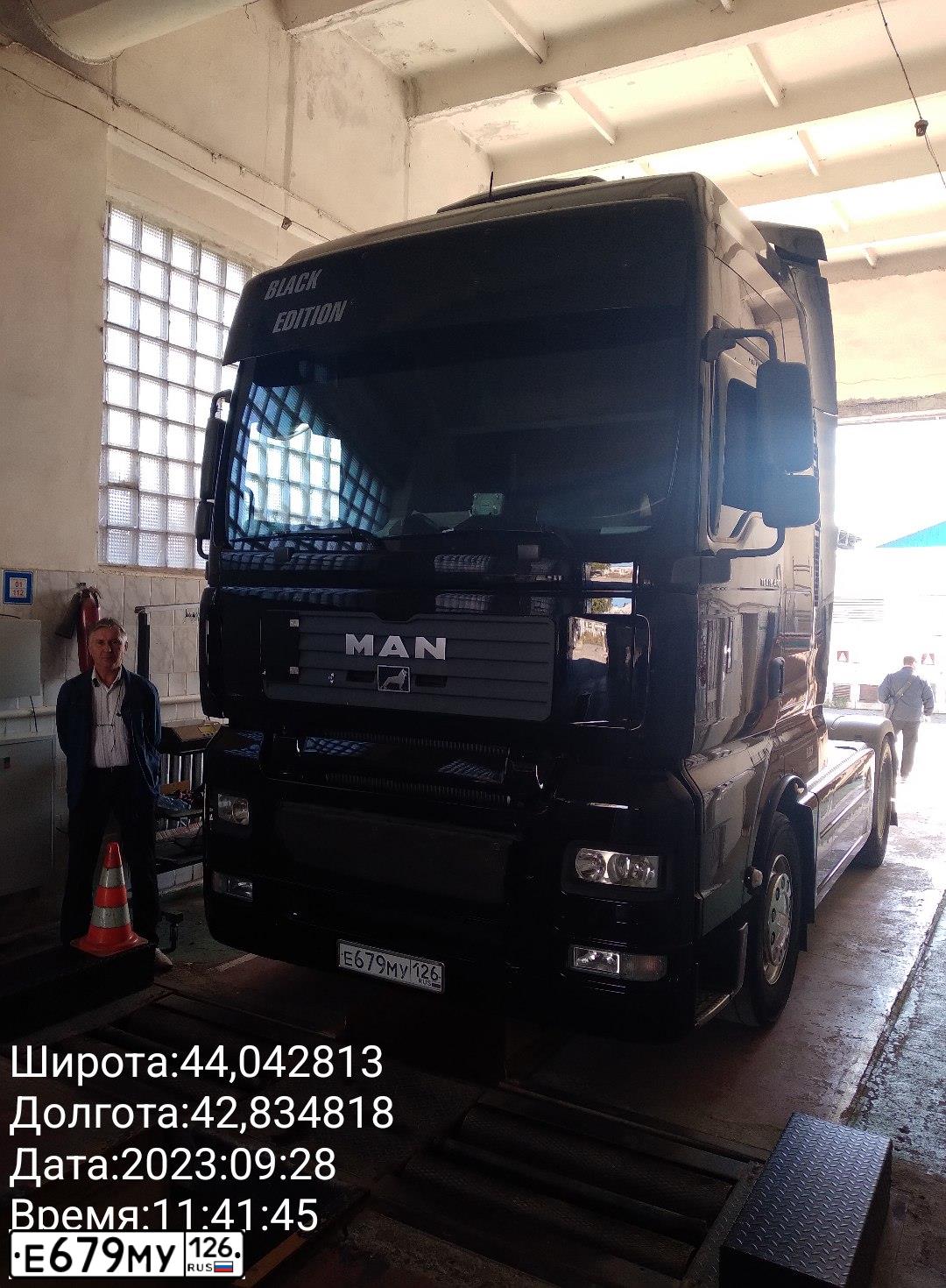 Фото автомобиля MAN TGA 18.XXX /4X2/, 2005 — госномер Е679МУ126. Цвет: ЧЕРНЫЙ