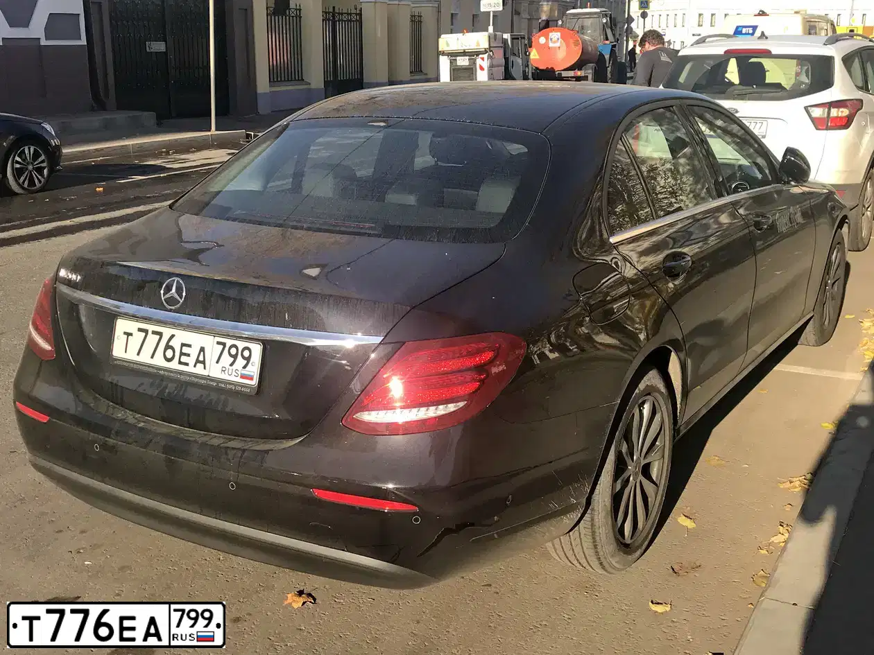 Фото автомобиля MERCEDES E-KLASSE, 2018 — госномер Т776ЕА799. Цвет: ЧЕРНЫЙ