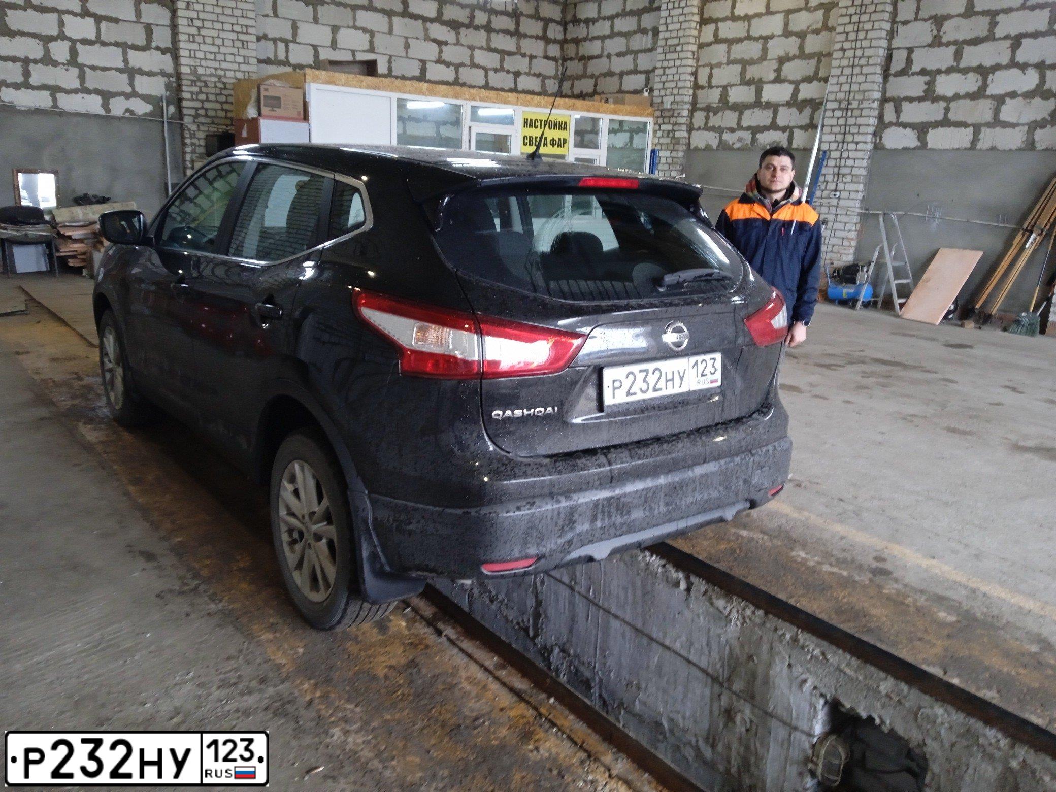Фото автомобиля NISSAN QASHQAI, 2014 — госномер Р232НУ123. Цвет: ЧЕРНЫЙ