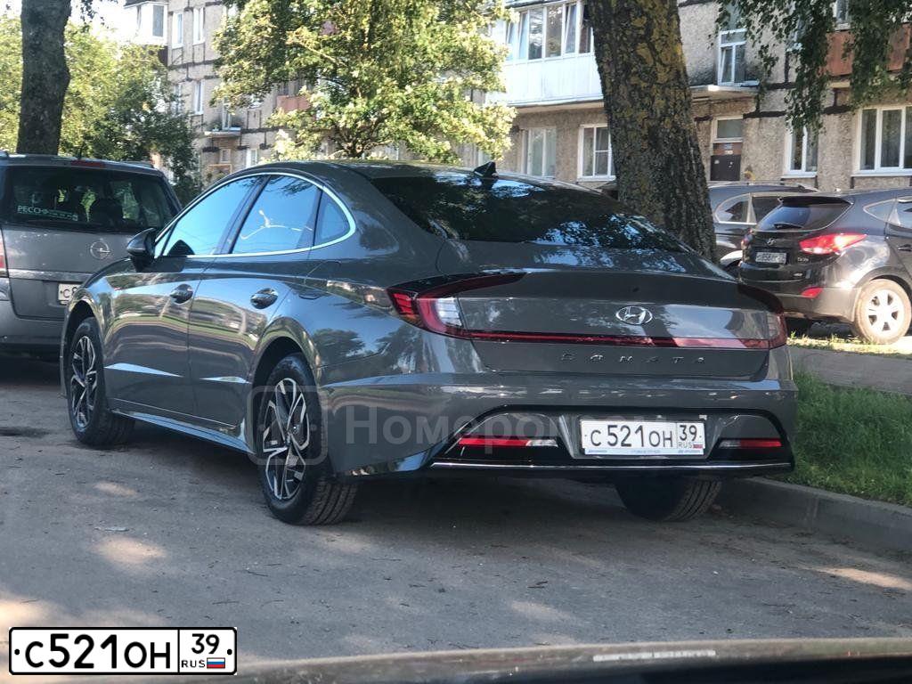 Фото автомобиля HYUNDAI SONATA, 2021 — госномер С521ОН39. Цвет: СЕРЫЙ