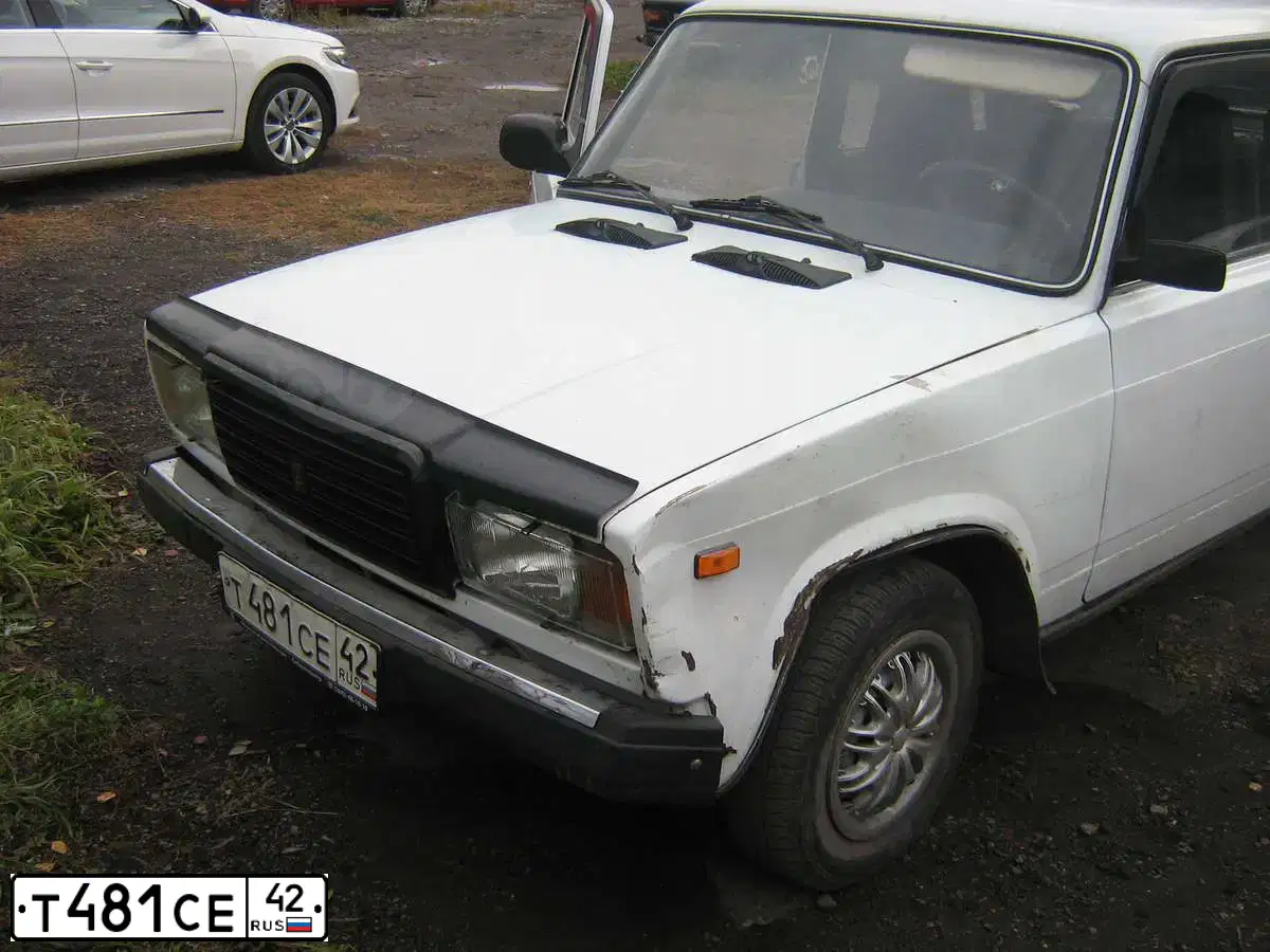 Фото автомобиля LADA 2107, 2007 — госномер Т481СЕ42. Цвет: ЯРКО БЕЛЫЙ