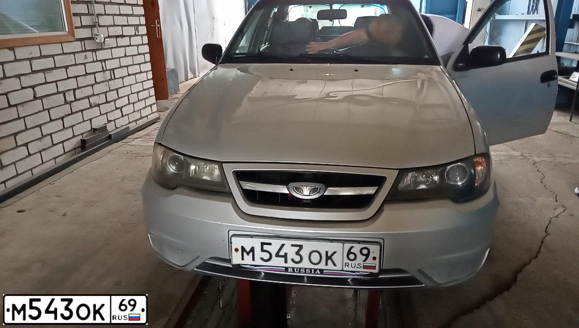 Фото автомобиля DAEWOO NEXIA, 2010 — госномер М374КС774. Цвет: Серебристый