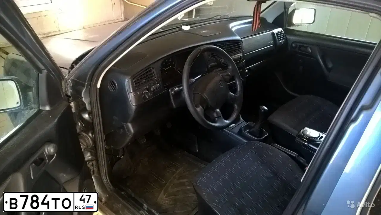 Фото автомобиля VOLKSWAGEN GOLF, 1995 — госномер А781ТУ60. Цвет: синий
