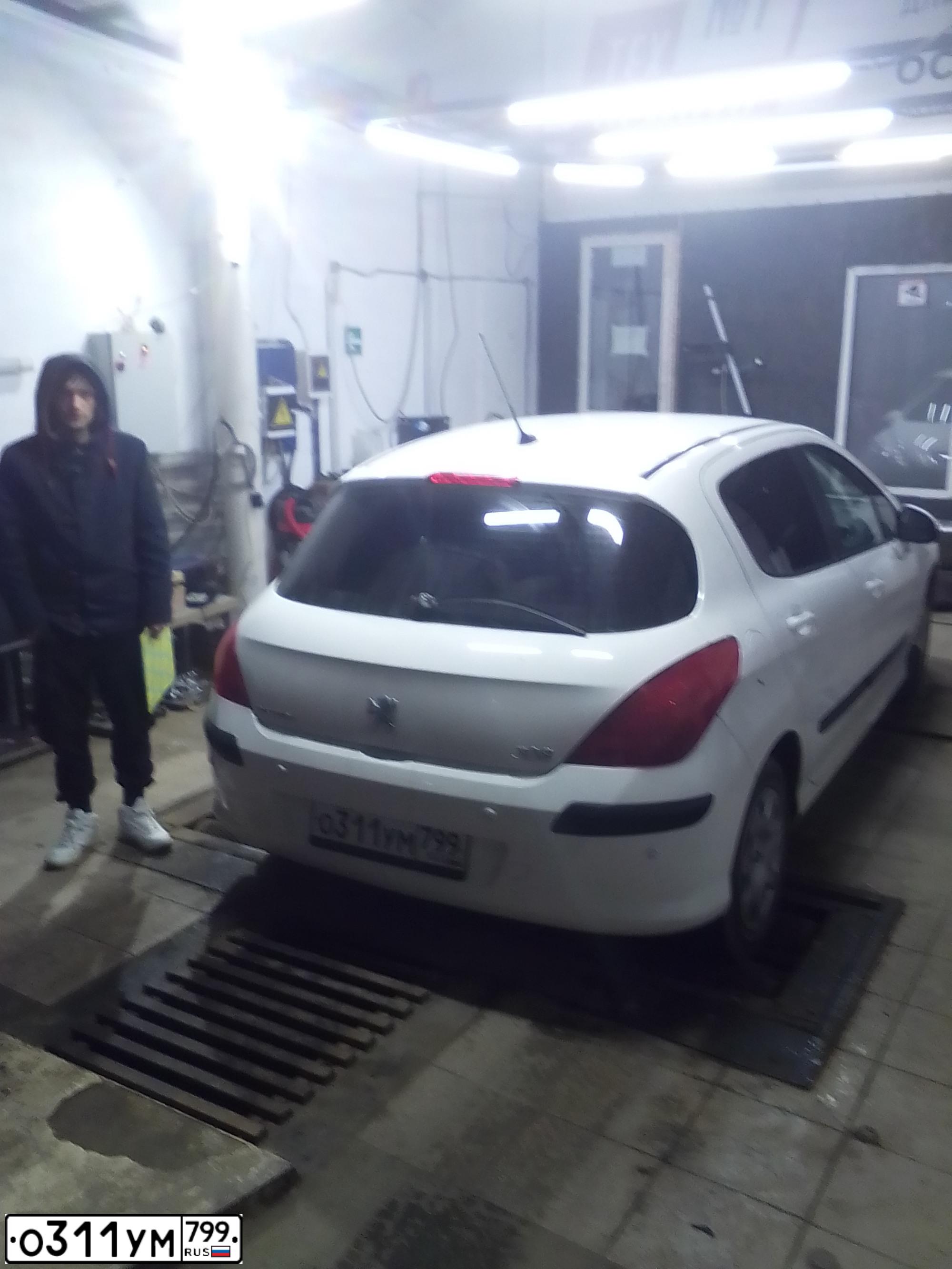 Фото автомобиля PEUGEOT 308, 2009 — госномер У555ОР790. Цвет: Белый