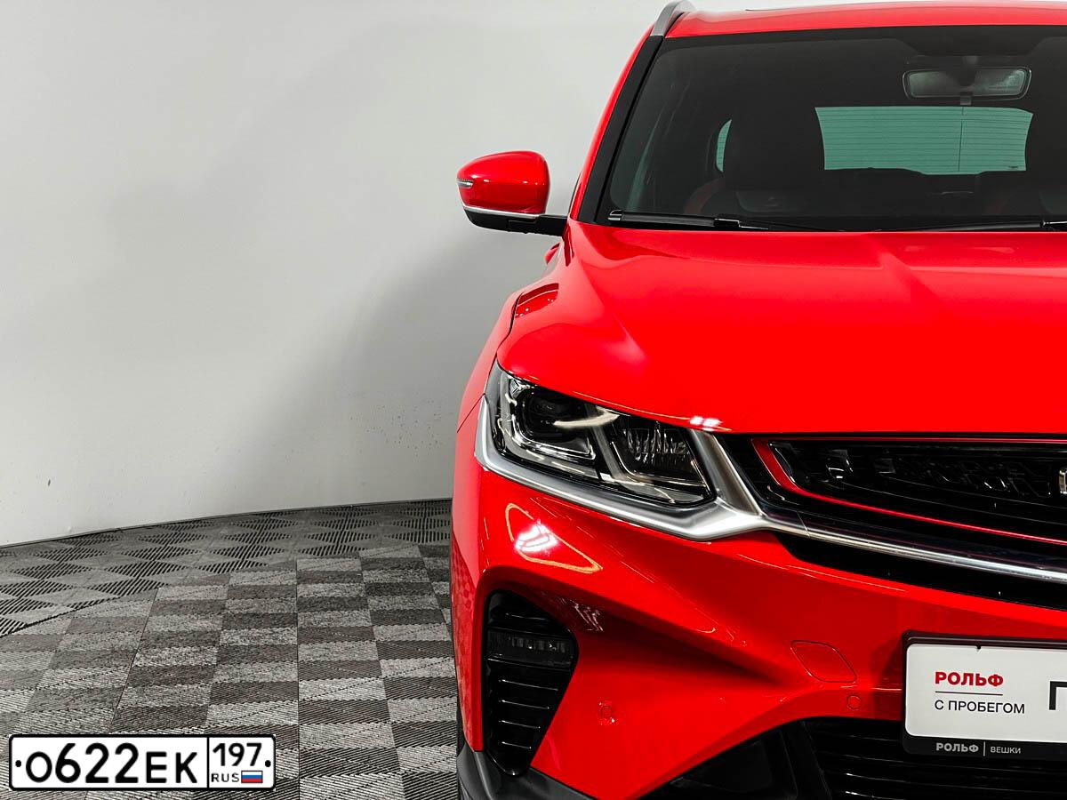 Фото автомобиля GEELY COOLRAY, 2022 — госномер О409ТХ790. Цвет: Красный