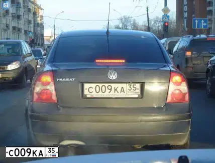 Фото автомобиля VOLKSWAGEN PASSAT, 2001 — госномер С009КА35. Цвет: СИНИЙ