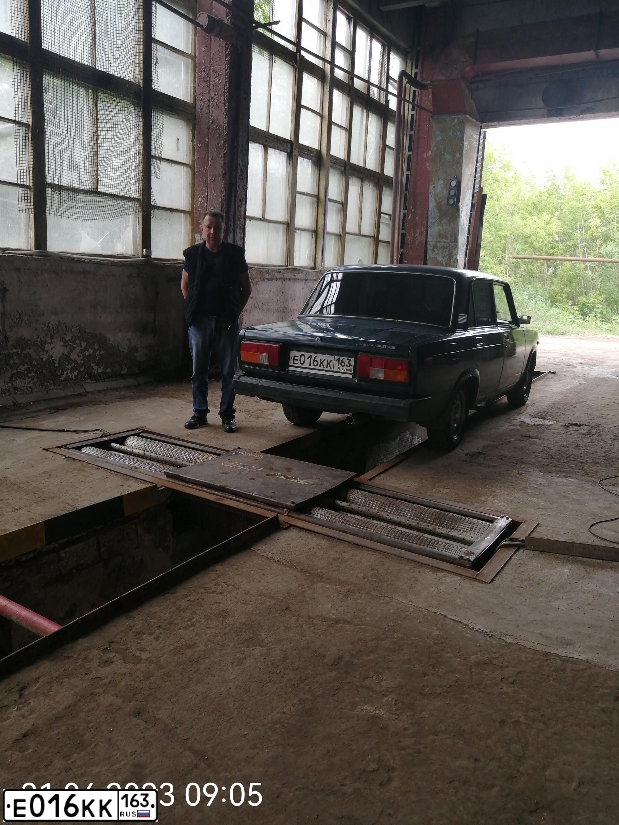 Фото автомобиля LADA 2105, 2006 — госномер Е016КК163. Цвет: Темно-зеленый
